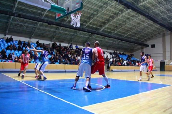 Basketbol Karşılaşmaları Büyük Çekişmeye Sahne Oldu